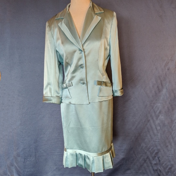 Albert Nipon - Picture 1 of 4